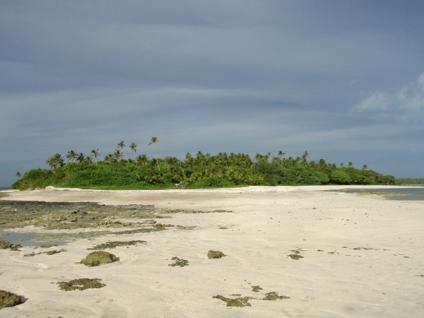 Rantaa Ha´apain Lifukan saaren eteläkärjessä. 