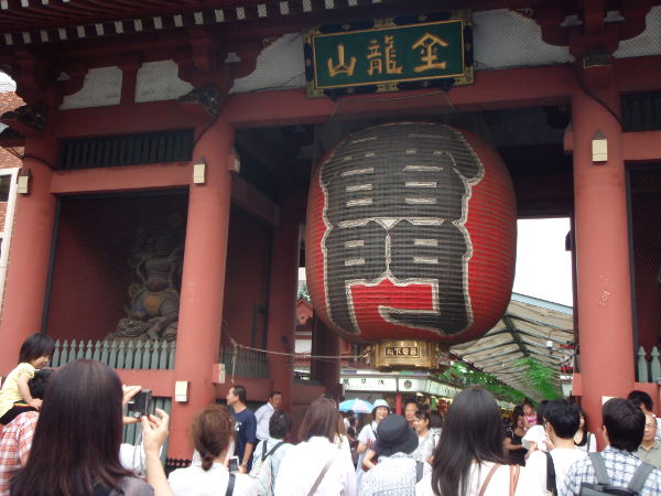 Asakusan tunnettu maamerkki on tämä Kaminarimon-portti, josta pääsee Sensõ-jin temppelialueelle. 