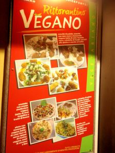 Huomasimme tämän mainostaulu Pompeijin kaupungilla kävellessämme. Meille jäi hieman arvoitukseksi, miten mainoksessa olleita ruokaihanuuksia olisi saanut, olisi kai etukäteen pitänyt tilata kalliimmanpuoleinen menusetti. Pitsaa vegaanijuustolla kävimme syömässä pari kertaa. 