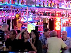 Tämä kuva on oikeasti Pattayalta, mutta Bangkokin tyttöbaareissa voi olla samannäköistä. 