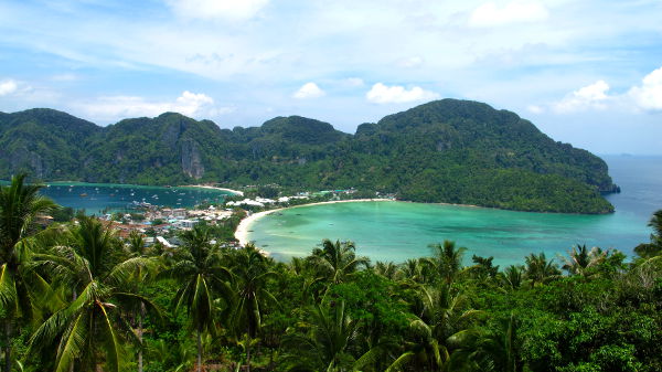 Phi Phi on kukkulaista, ja majapaikat ja palvelut ovat keskittyneet rannoille. Tonsain kylä sijaitsee matalalla kannaksella ja on saaren keskus. 