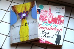 Bangkok Blondes -kirjassa on Bangkokin naisten kirjoitusryhmän jäsenten kirjoittamia tarinoita. Girl in Translation on toinen sellaisista lukemistani kirjoista, joissa kuvataan Kiinasta Yhdysvaltoihin muuttaneen perheen tarinaa nuoren tytön näkökulmasta. 