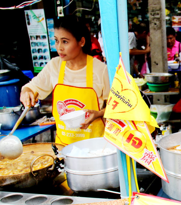 Vegetarian festivaliin osallistuvat kojut oli merkitty tällaisilla keltaisilla lipuilla, joissa on punaista tekstiä. Muutenkin kiinalais-thaimaalaisista jay-kasvisravintolat merkitsevät aina itsensä tällaisilla lipuilla, viireillä tai banderolleilla. 