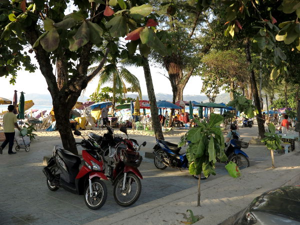 Monet Thaimaan rannoista on pilattu sillä, että heti rannan tuntumassa on vilkas ajotie. Patongilla ravintolat ja kaupat erottaa rannasta tie ja tämä kävelykaista. 