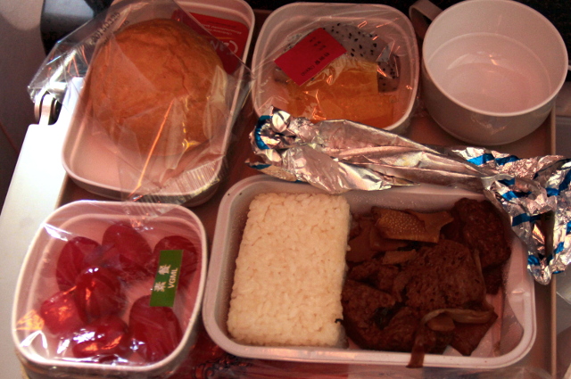 Air Chinan ruokatarjotin matkalla Pekingistä Los Angelesiin. 
