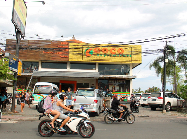 Hanuman Roadilla etelässä sijaitse Coco-supermarket. 