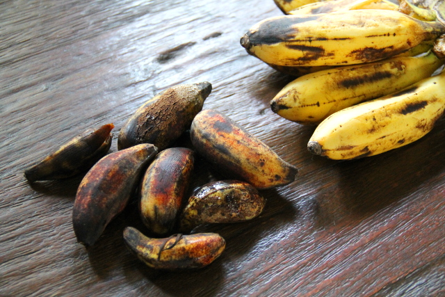 Hyviä banaaneja. Noita tummempia kutsutaan Indonesiassa munabanaaneiksi niiden muodon takia ja kuulemma ne kasvavat vain Lombokin saarella. 
