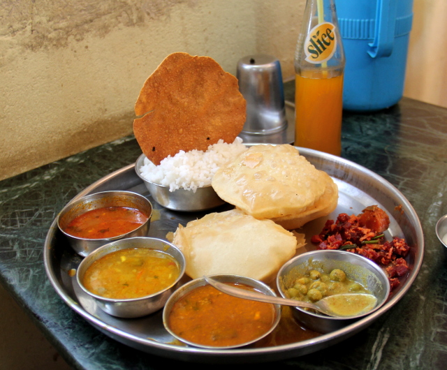 Thali-annos halvassa Udupi-ravintolassa, joka sijaitsee pari kilometriä rannalta Chaudin kylää päin. 